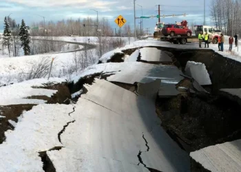 Terremoto de magnitud 7,3 portada a Alaska, lleva a autoridades a emitir alerta de tsunami