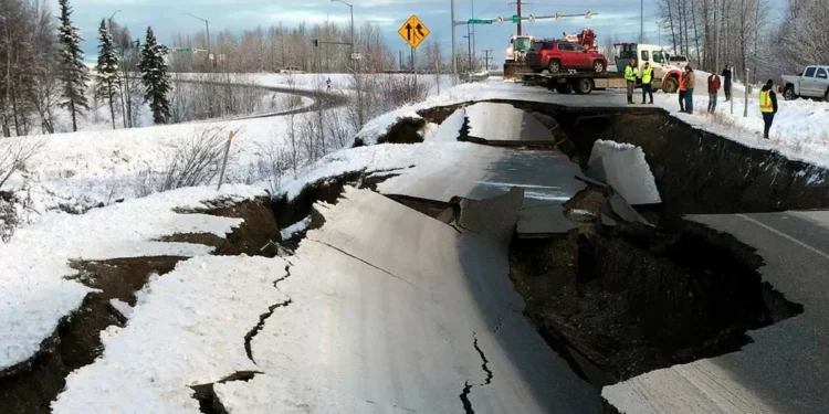 Terremoto de magnitud 7,3 portada a Alaska, lleva a autoridades a emitir alerta de tsunami