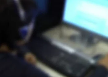 Investigan a un adolescente que difundió desnudos de sus compañeras de aula hechos con IA, en España