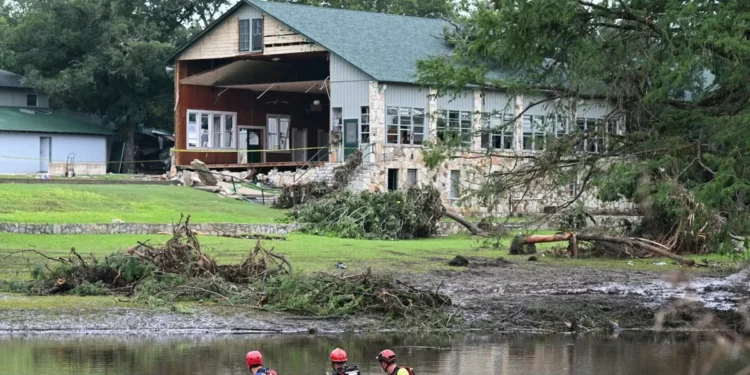 Más de 80 muertes por inundaciones en Texas, campamento confirma 27 víctimas