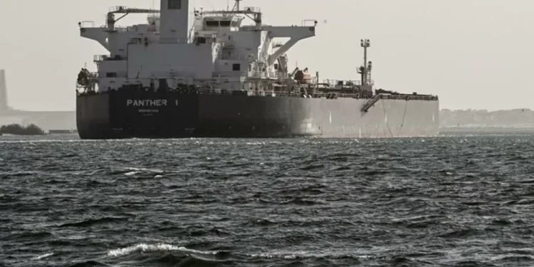 El Canal de Suez pierde el 62% de sus ingresos