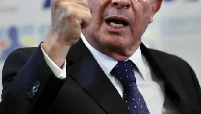 La justicia colombiana reprobación al expresidente Álvaro Uribe por el delito de soborno y fraude procesal