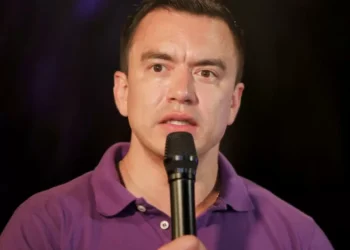 Ecuador reduce 30% el número de ministerios