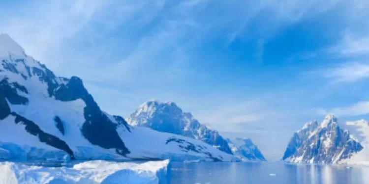 Influencer de 19 años detenido tras aterrizar sin aquiescencia en la Antártida