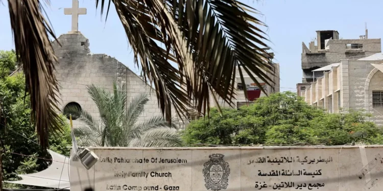 El papa se dice “profundamente entristecido” por ataque a santuario de Gaza; Trump llamó a Netanyahu