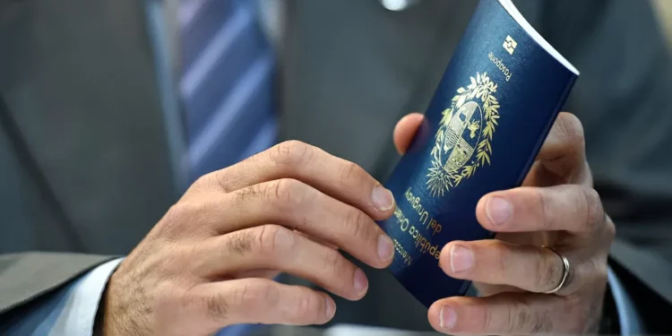 Francia: ciudadanos uruguayos con pasaporte nuevo tendrán estadía de inclusive tres meses