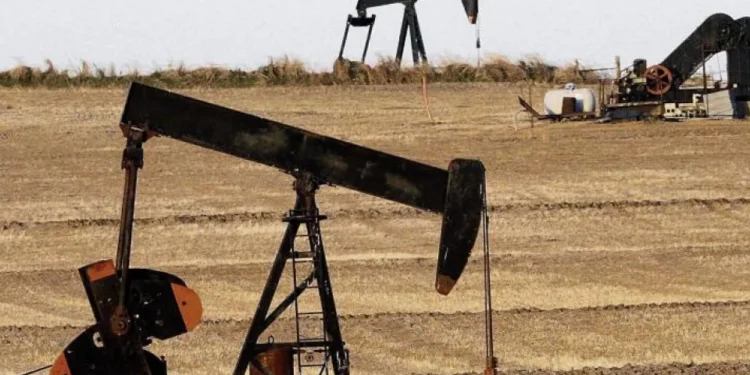 Precio del petróleo de referencia Brent subió 1,9%, hasta los US$69