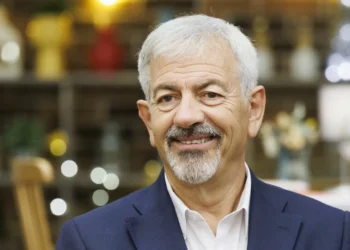 Carlos Sobera presenta ‘First Dates Summer Resort’ en Telecinco con una edición especial en estío