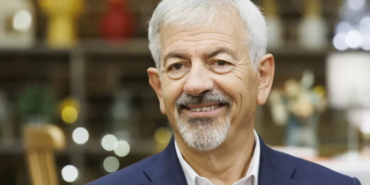 Carlos Sobera presenta ‘First Dates Summer Resort’ en Telecinco con una edición especial en estío