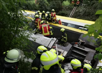 Tres muertos y varios heridos en Alemania por descarrilamiento de un tren