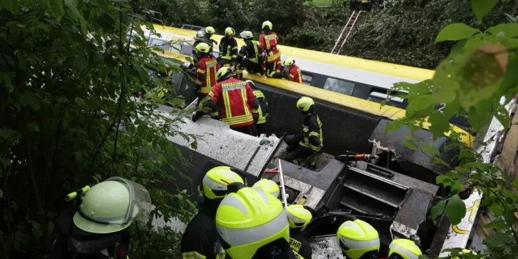 Tres muertos y varios heridos en Alemania por descarrilamiento de un tren