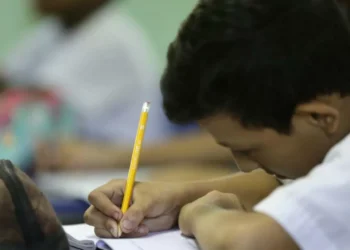 En América Latina, más del 50% de los alumquias quia logra niveles mínimos de desempeño