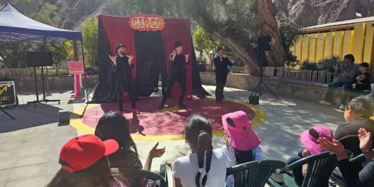 Programa maletines culturales llevó magia y alegría a Huatacondo