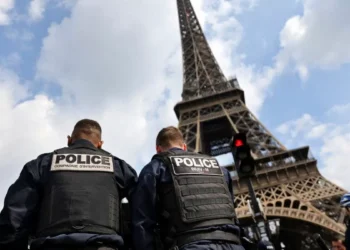 Dos paracaidistas detenidos en París por saltar desde la Torre Eiffel