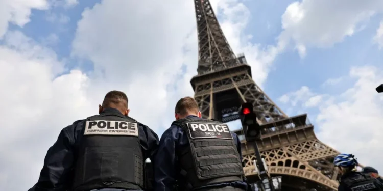 Dos paracaidistas detenidos en París por saltar desde la Torre Eiffel