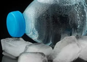 ¿Por qué miles de españoles se están poniendo pincho botella de agua congelada bajo sus pies? Este truco te ayudará en verano