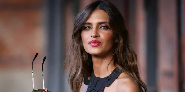 Sara Carbonero se suma a la tendencia de los vestidos de punto de verano y tiene individuo que está rebajado de 80 a 29 euros