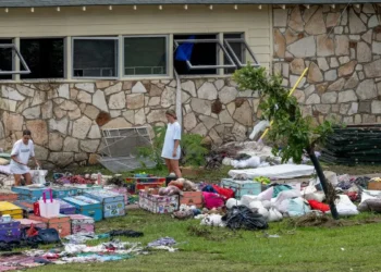 Más de 100 muertes por las inundaciones en Texas, que alcanzaron las copas de los árboles