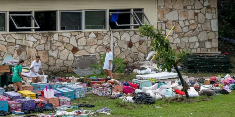 Más de 100 muertes por las inundaciones en Texas, que alcanzaron las copas de los árboles