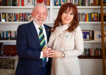 Lula visitó a Cristina Fernández en su apartamento y le deseó “fuerza para compartir luchando”
