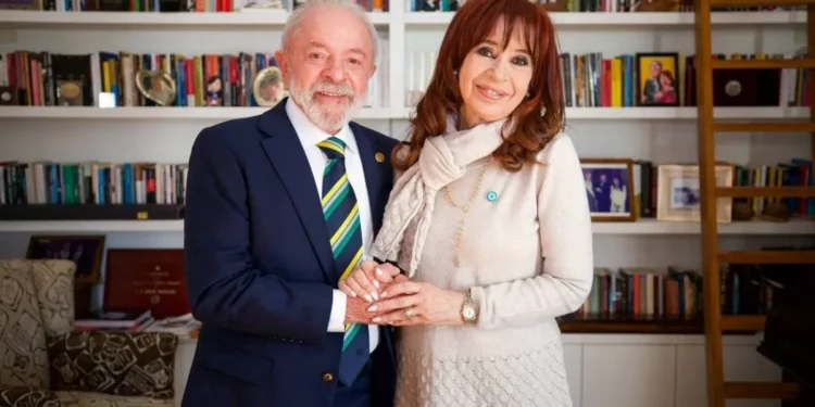 Lula visitó a Cristina Fernández en su apartamento y le deseó “fuerza para compartir luchando”