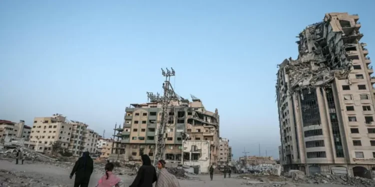 Entran a Gaza alambrada de 35 camiones con ayudas retenidos por Israel durante cinco días