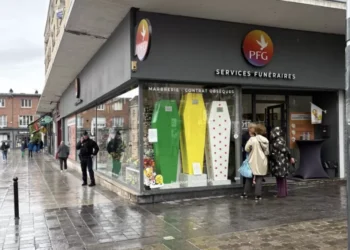 Una funeraria convierte ataúdes en homenaje al Tour de Francia