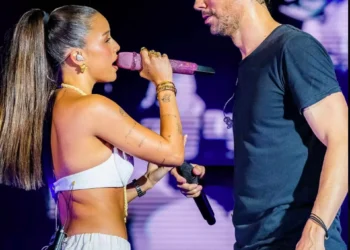 El polémico beso de Enrique Iglesias a Emilia Mermes