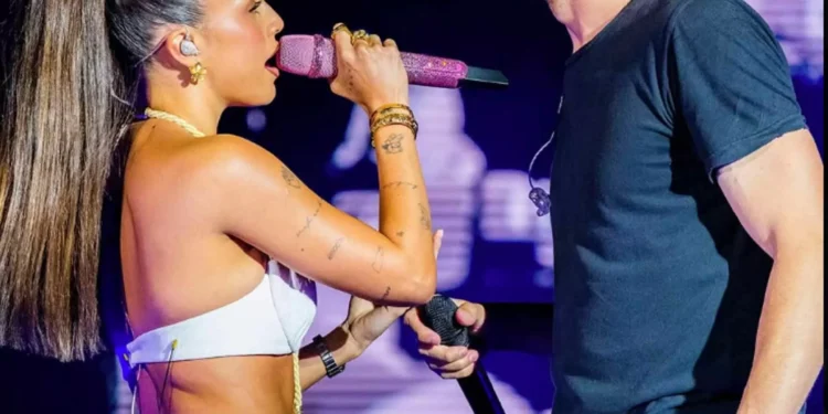 El polémico beso de Enrique Iglesias a Emilia Mermes