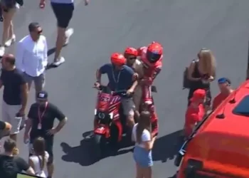 El aplaudido ademán de deportividad de los padres de Bagnaia con Márquez tras su caída