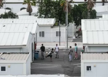 Estado y autonomías torpedean de novato el reparto de los menores migrantes