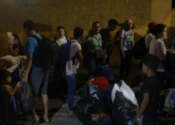 Congresistas demandan a gobierno Trump por no permitir golpe a centros de migrantes