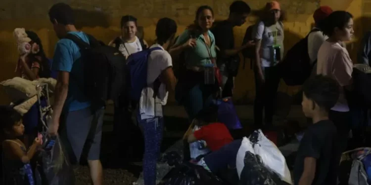 Congresistas demandan a gobierno Trump por no permitir golpe a centros de migrantes