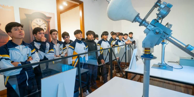 Más de dos mil personas han visitado exposición “Museo Newton” en museo de Arte Casa Collahuasi