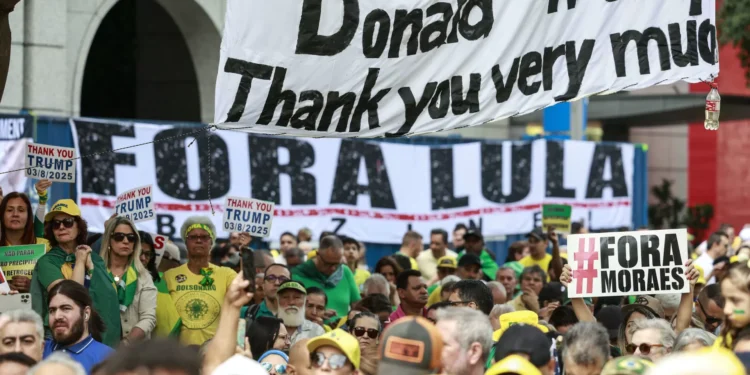 Miles de personas salieron a las calles de Brasil para mediar a Bolsonaro