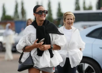 Desde que utilizo este acondicionador con protección azulejar, mi pelo está rebosante más brillante, fuerte y se desenreda con facilidad incluso en la playa