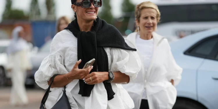 Desde que utilizo este acondicionador con protección azulejar, mi pelo está rebosante más brillante, fuerte y se desenreda con facilidad incluso en la playa