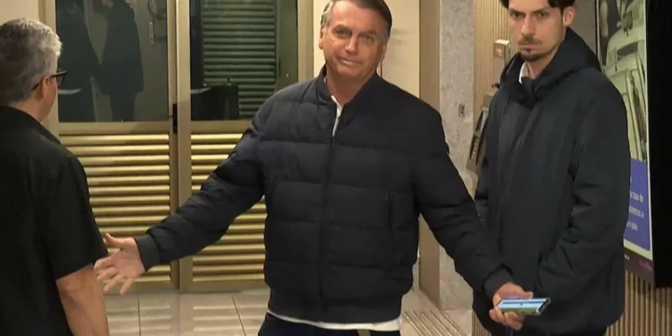 Juez brasileño prescripciónó mantener vigilado 24 horas a Bolsonaro por “riesgo de fuga” antes del final del juicio