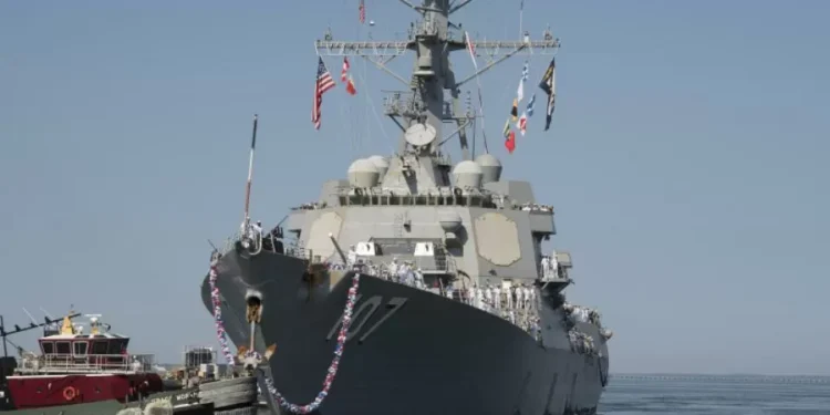 ‘inclusive los dientes’: EE. UU. desplegará tres destructores cerca a costas de Venezuela