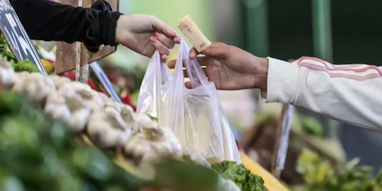 La economía argentina da indicios de desaceleración tras agrandar en el primer semestre