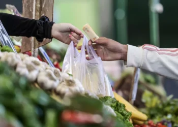 La economía argentina da indicios de desaceleración tras agrandar en el primer semestre