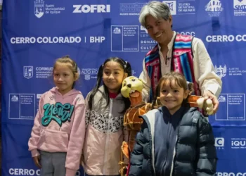 FINTDAZ presentó una batalla de marionetas en la remodelada cancha del barrio El Colorado de Iquique