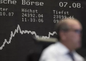 Mercados resisten embate, tras entrada en vigor de aranceles de Trump