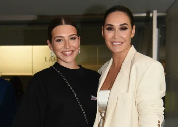 El perfume floral que comparten Vicky Martín Berrocal (52) y su hija aurora Díaz (25) cuesta ahora a salvo de 10 euros y dura todo el día