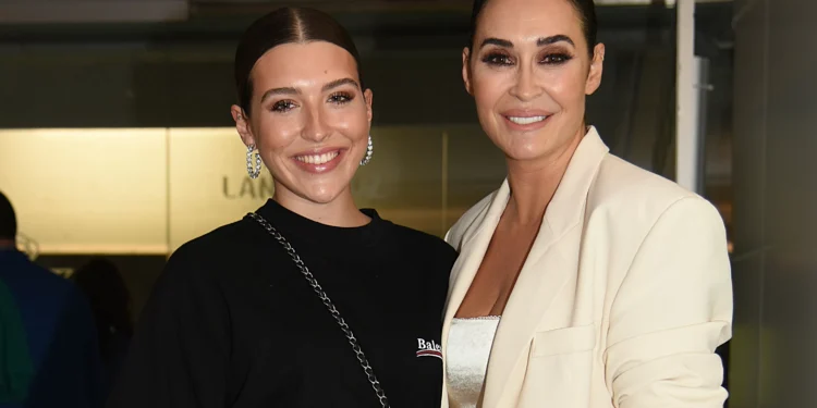 El perfume floral que comparten Vicky Martín Berrocal (52) y su hija aurora Díaz (25) cuesta ahora a salvo de 10 euros y dura todo el día