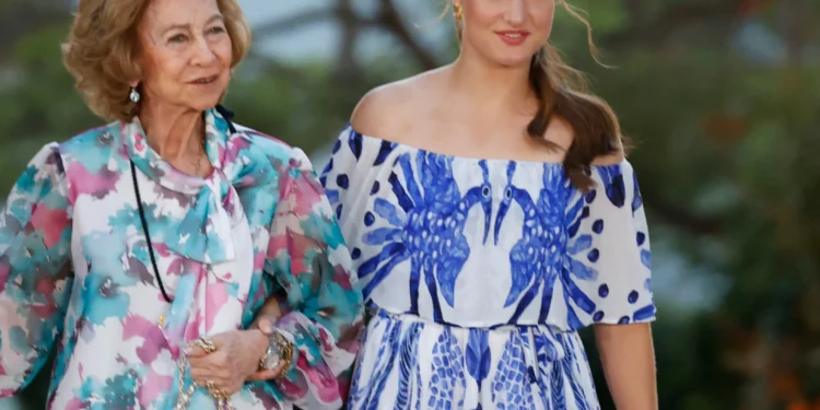 El vestido que la princesa Leonor ha remesa prestado a la reina Letizia para su posado en Marivent