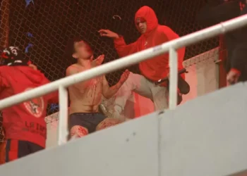 Hinchas apuñalados y golpeados tras graves incidentes durante el hendido entre Independiente y Universidad de Chile