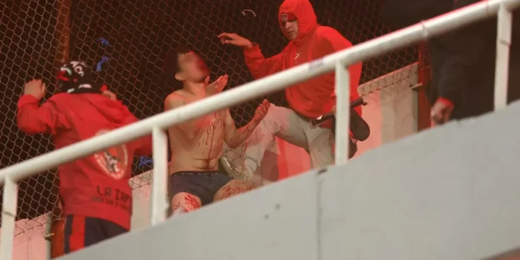 Hinchas apuñalados y golpeados tras graves incidentes durante el hendido entre Independiente y Universidad de Chile