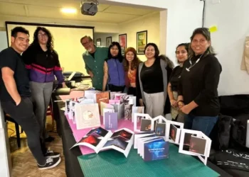 Fotógrafo brasileño inspiró a creadores locales en taller de fotolibros de intérprete