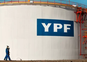 Las ganancias de la petrolera estatal argentina YPF cayeron 96%
